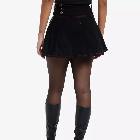 Hot Topic Black & Red Contrast Stitch Grommet Pleated Mini Skirt - Picture 2 of 7